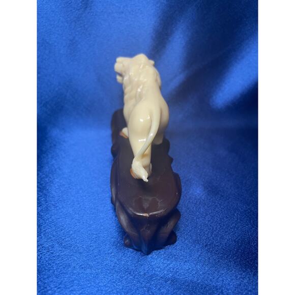 Vintage Vita Heavy Plastic White Lion on Brown Base - Picture 6 of 10